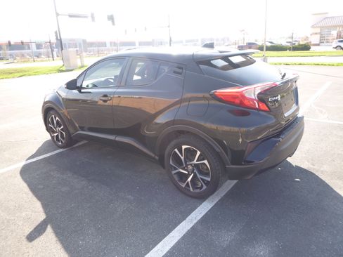 Used 2021 Toyota C-HR XLE image 8