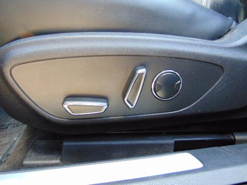 Used 2015 Lincoln MKZ image 13