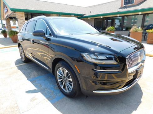 Used 2022 Lincoln Nautilus FWD image 2