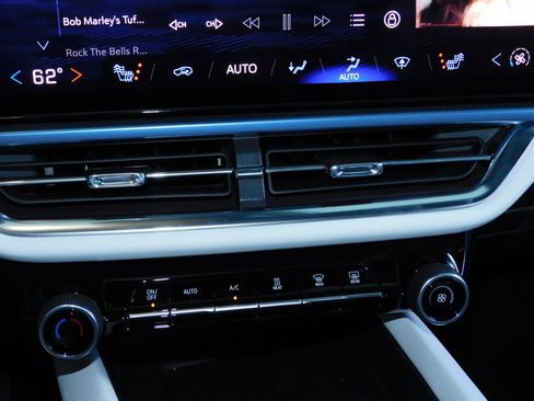 Used 2024 Chevrolet Equinox EV LT image 3