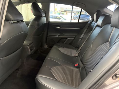 Used 2018 Toyota Camry SE Sedan FWD image 12