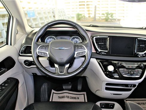 Used 2017 Chrysler Pacifica Touring-L image 27