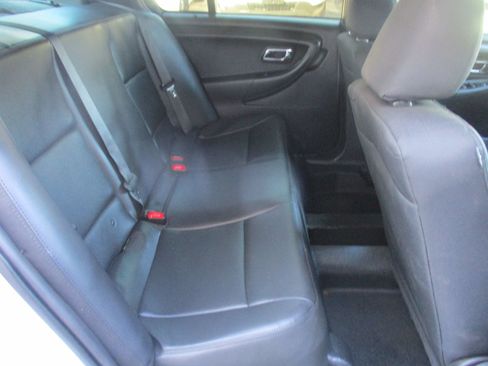 Used 2015 Ford Taurus image 6