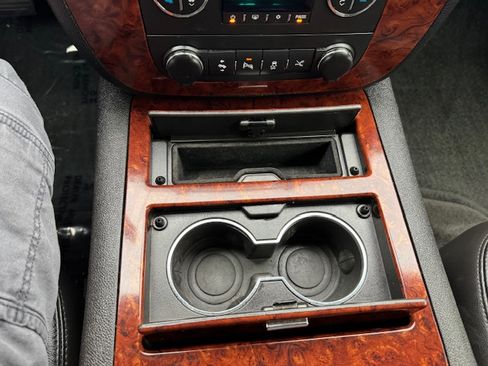 Used 2013 Chevrolet Avalanche LTZ image 22