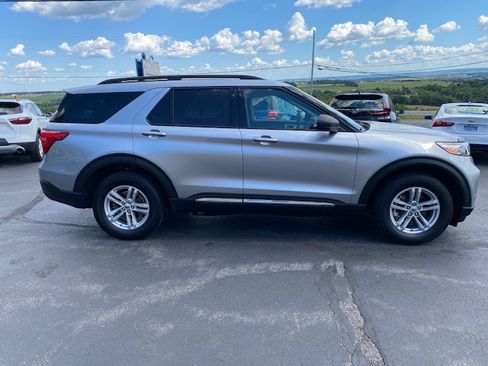 Used 2022 Ford Explorer XLT image 5