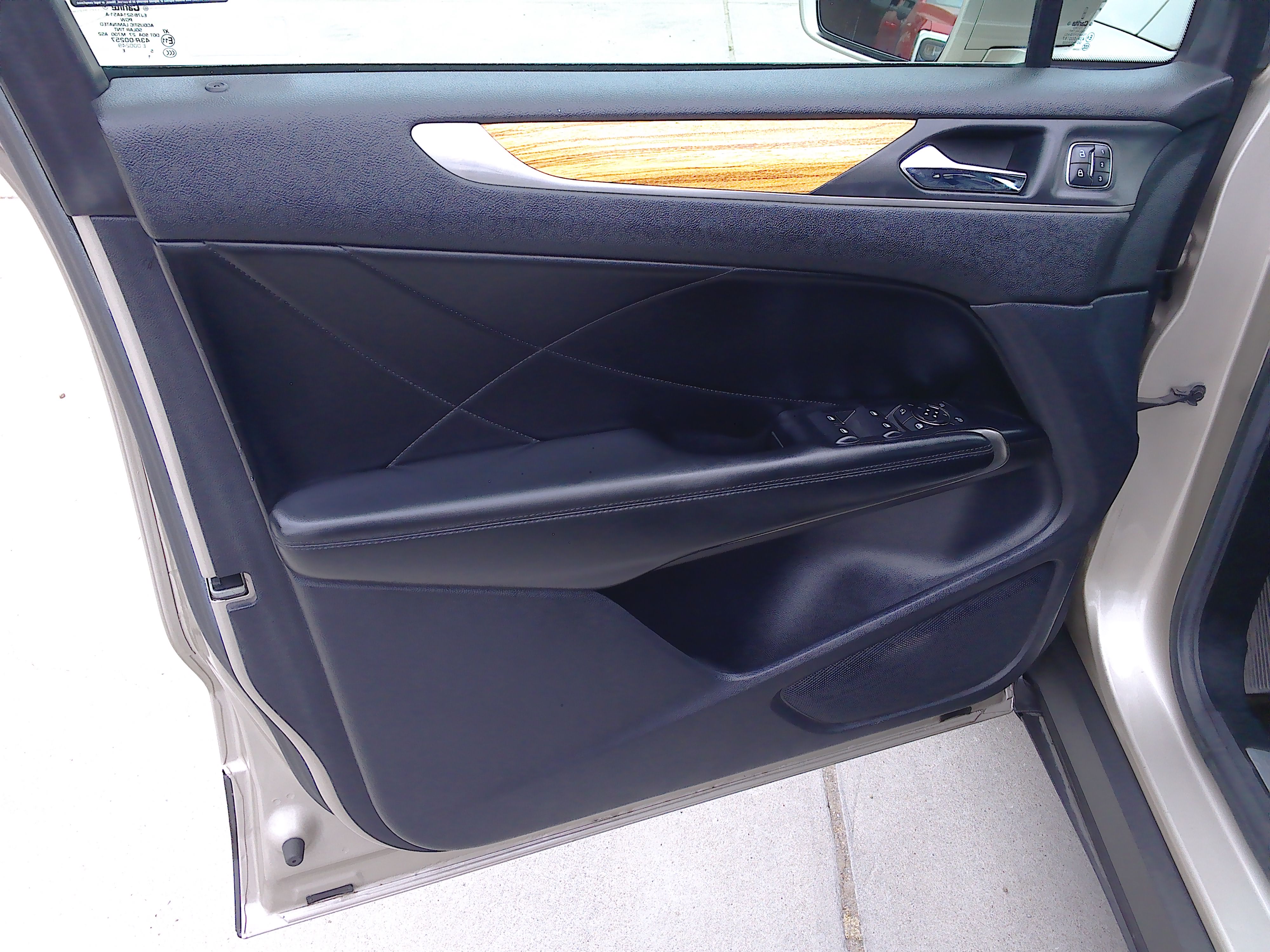 Used 2015 Lincoln MKC FWD image 9