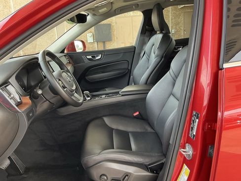 Used 2023 Volvo XC60 B5 Plus image 17