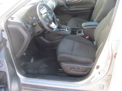 Used 2017 Nissan Rogue image 2