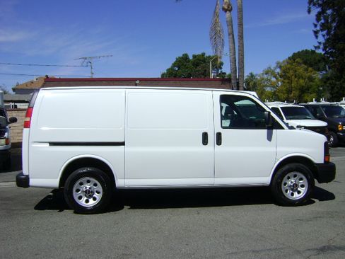 Used 2010 GMC Savana 1500 image 1