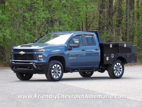 Used 2024 Chevrolet Silverado 2500 Custom image 1