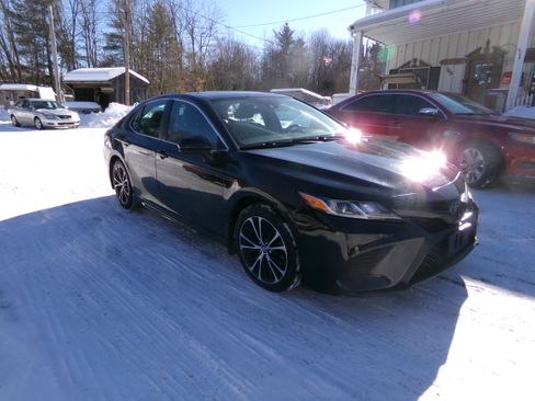 Used 2019 Toyota Camry SE image 3