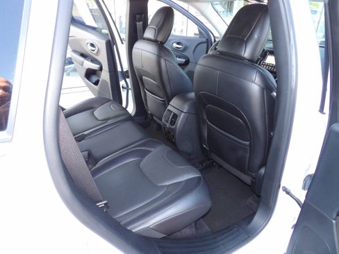 Used 2019 Jeep Cherokee 4WD Overland image 24