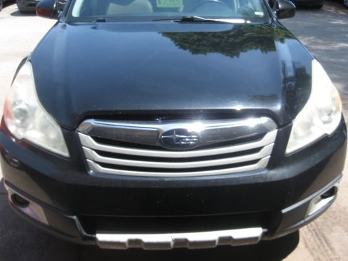 Used 2011 Subaru Outback 2.5i Limited AWD/4WD image 2