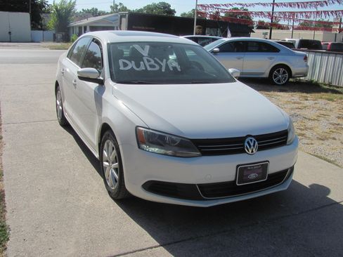 Used 2013 Volkswagen Jetta SE Sedan FWD image 2