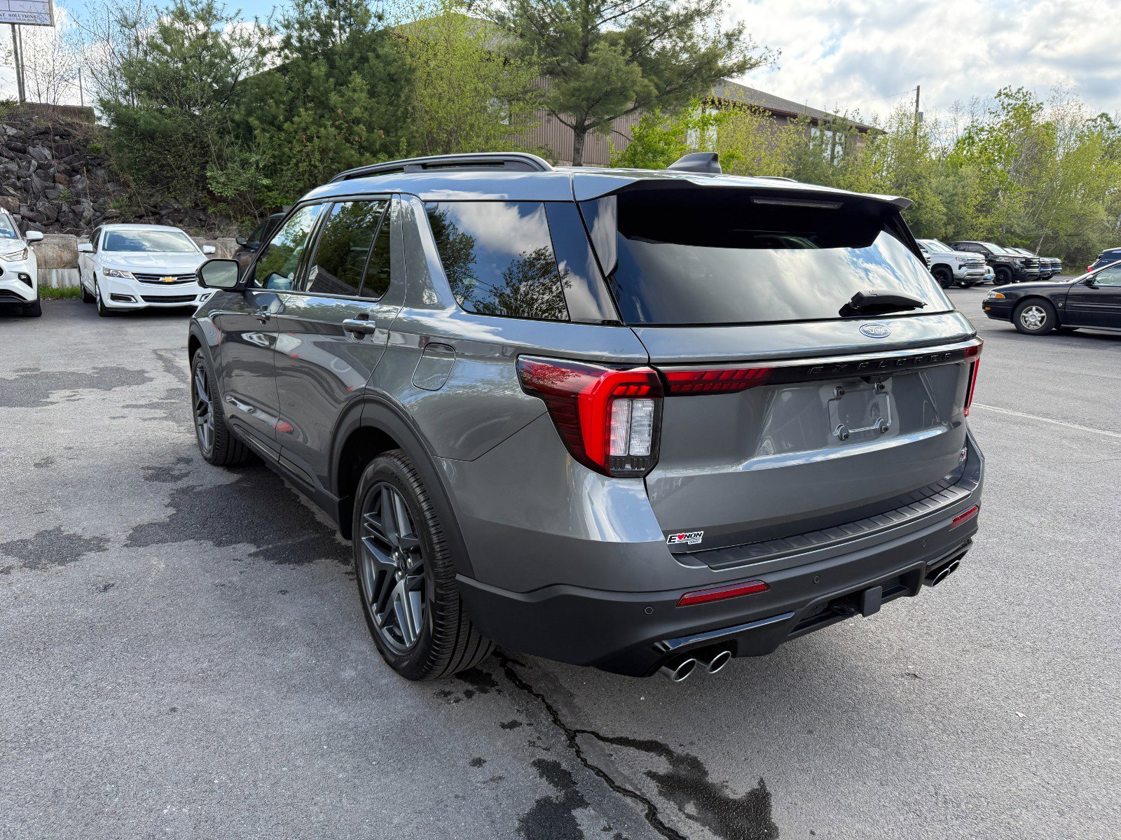 Used 2025 Ford Explorer ST AWD/4WD image 3