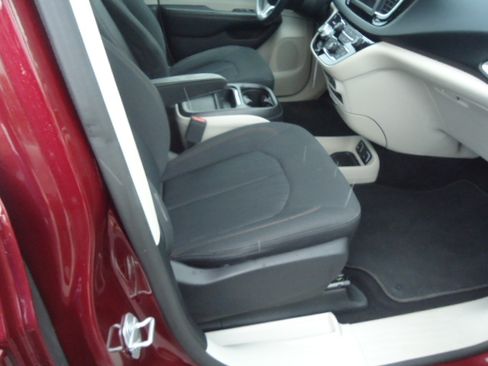 Used 2019 Chrysler Pacifica Touring Plus FWD image 12