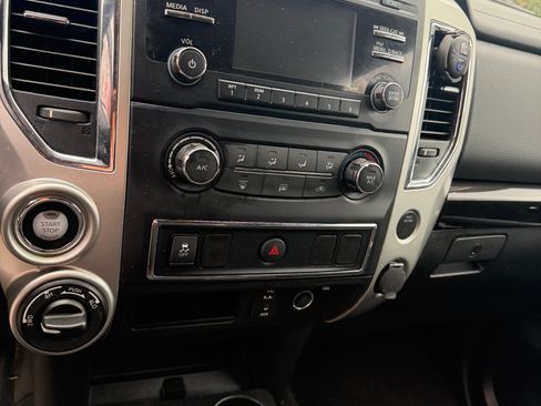 Used 2018 Nissan Titan SV image 36