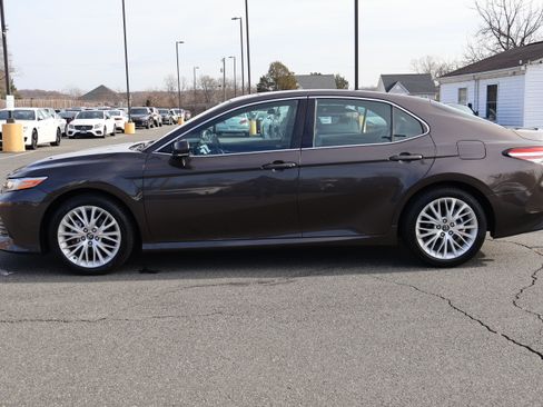 Used 2018 Toyota Camry XLE image 5