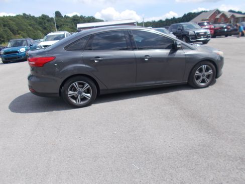 Used 2017 Ford Focus SE Sedan FWD image 4
