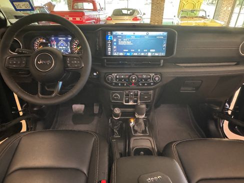 Used 2025 Jeep Gladiator Sport image 11