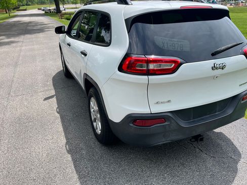 Used 2017 Jeep Cherokee Sport AWD/4WD image 15