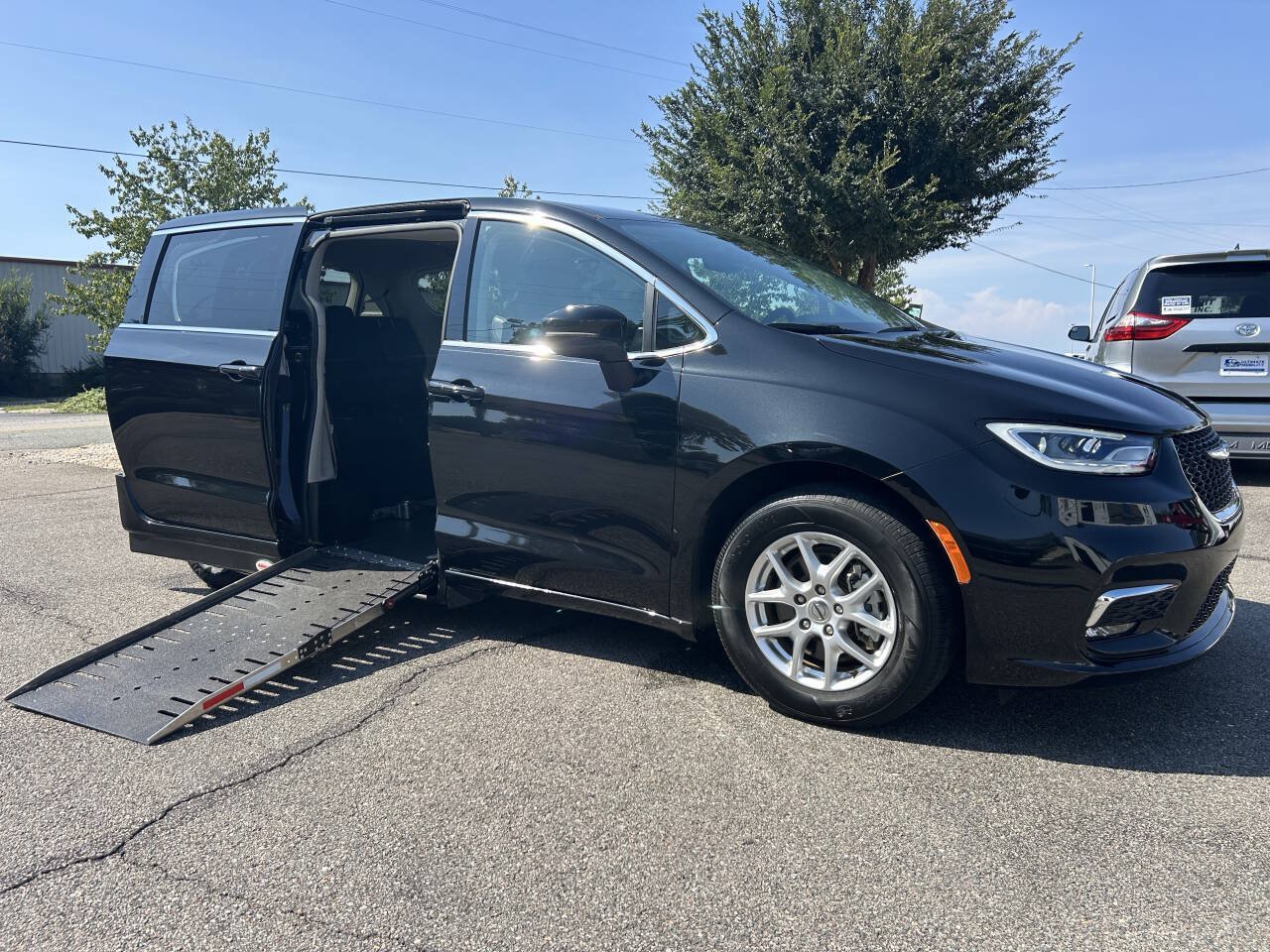 Used 2023 Chrysler Pacifica Touring-L FWD image 1