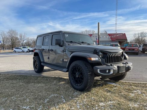Used 2018 Jeep Wrangler Sahara image 5