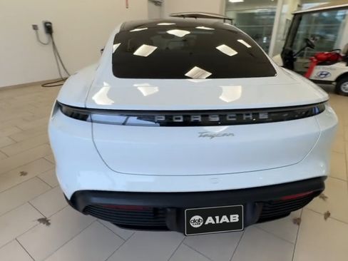 Used 2022 Porsche Taycan image 6