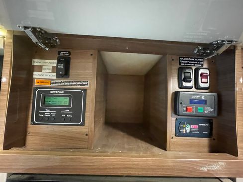 Used 2015 Mercedes-Benz Sprinter 4500 image 31