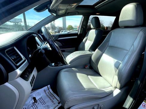 Used 2017 Toyota Highlander SE image 9