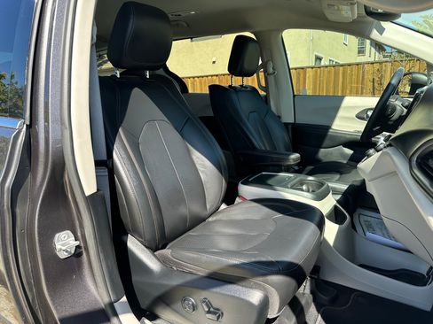 Used 2020 Chrysler Pacifica Touring-L Plus image 16