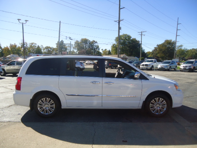 Used 2015 Chrysler Town & Country Touring-L FWD image 5