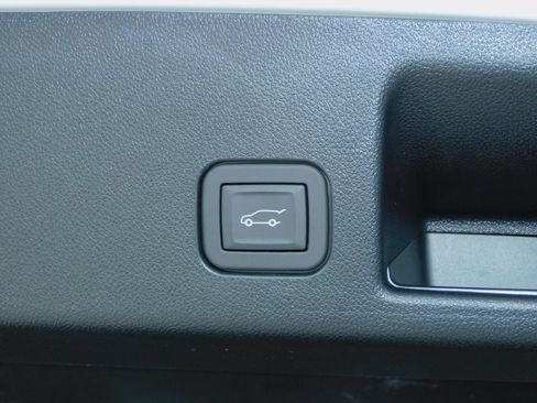 Used 2024 Chevrolet Equinox EV FWD RS w/2RS image 19