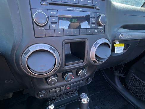 Used 2016 Jeep Wrangler Sport AWD/4WD image 13