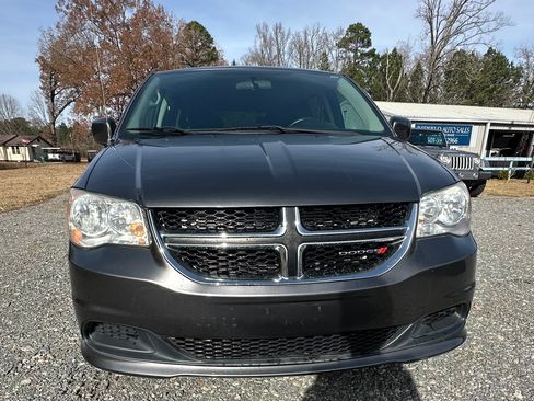 Used 2016 Dodge Grand Caravan SXT image 3