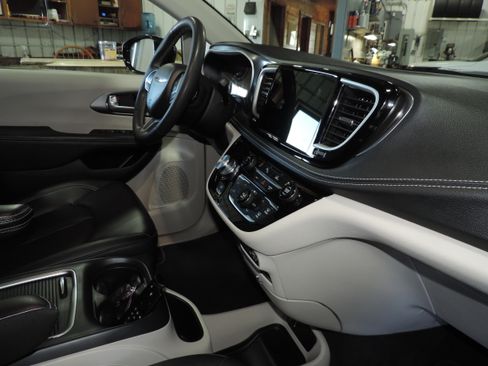 Used 2024 Chrysler Pacifica Touring-L AWD image 26