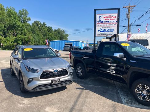 Used 2023 Toyota Highlander FWD XLE Hybrid image 18