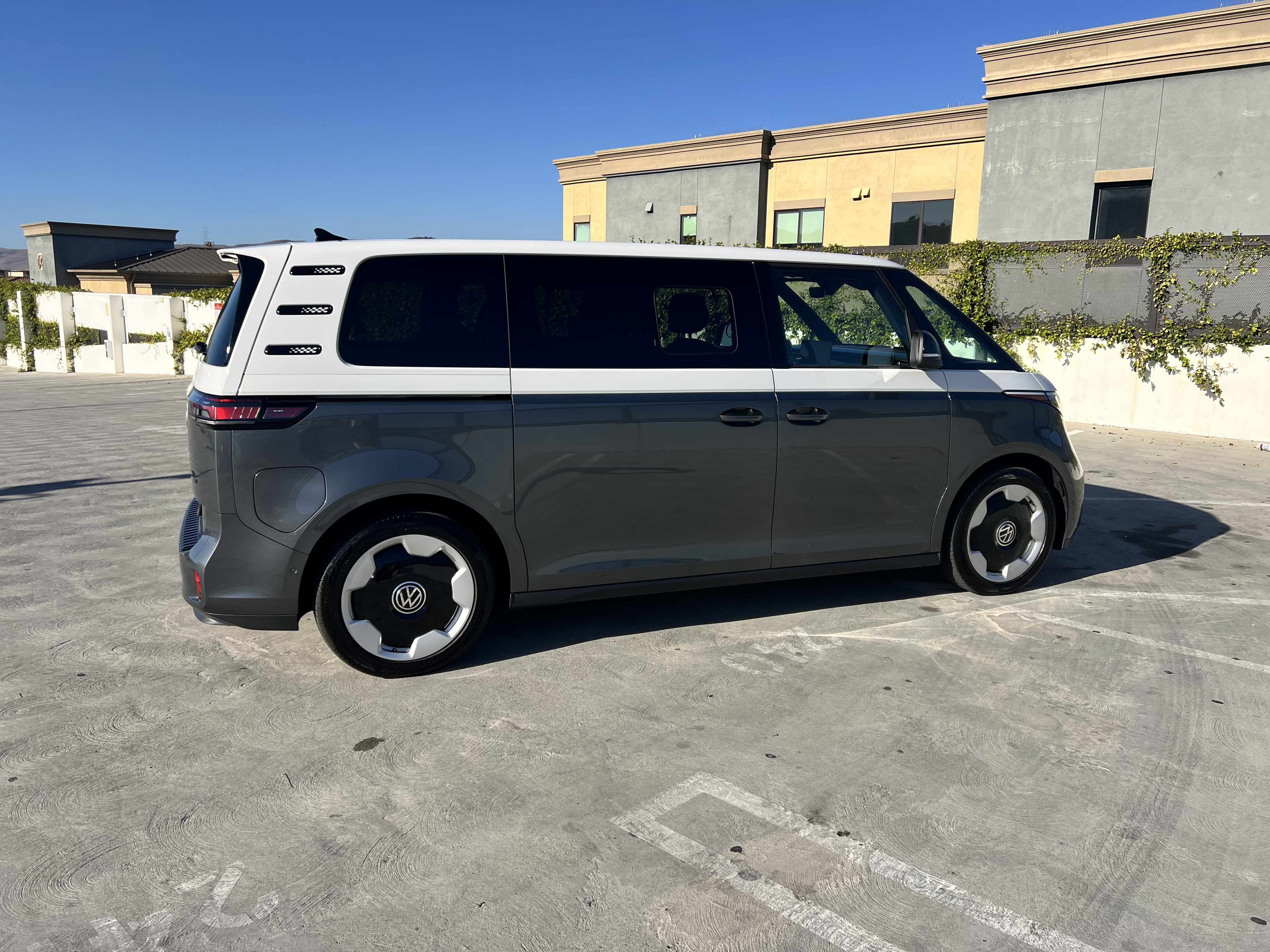 Used 2025 Volkswagen ID. Buzz Pro S Plus RWD image 4