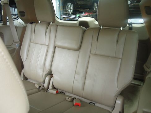 Used 2014 Chrysler Town & Country Touring image 12