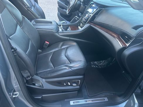 Used 2018 Cadillac Escalade 4WD Premium Luxury image 11