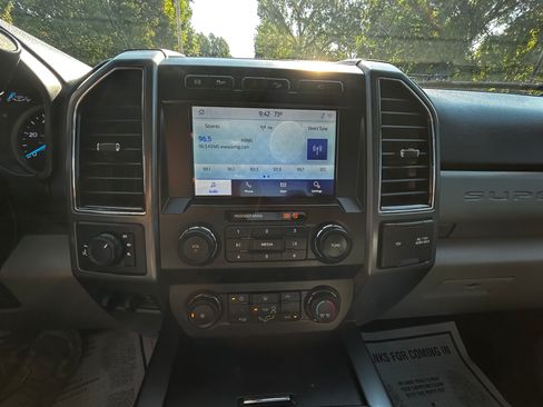 Used 2022 Ford F250 4x4 Crew Cab Super Duty image 17