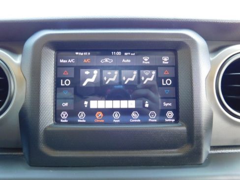 Used 2021 Jeep Gladiator Willys AWD/4WD image 17