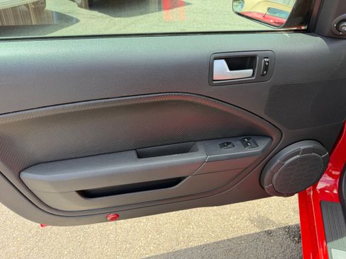 Used 2005 Ford Mustang GT image 3