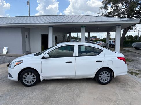 Used 2018 Nissan Versa Sedan FWD image 3