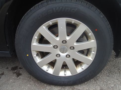 Used 2014 Chrysler Town & Country Touring image 19