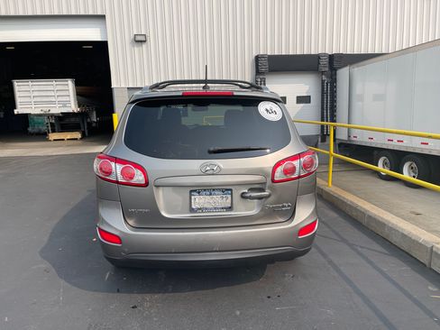 Used 2011 Hyundai Santa Fe SE image 3