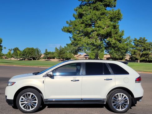Used 2013 Lincoln MKX image 1