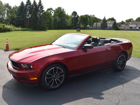 Used 2010 Ford Mustang Convertible RWD image 2