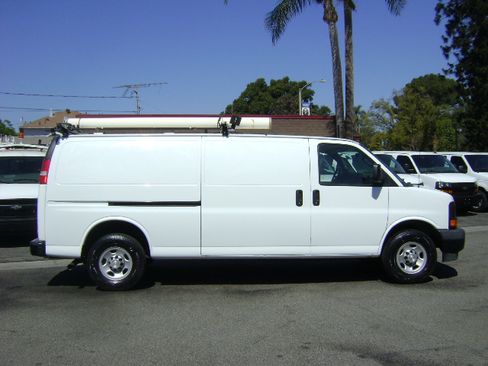 Used 2017 Chevrolet Express 2500 Extended RWD image 2