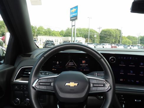 Used 2025 Chevrolet Suburban 2WD Premier image 2
